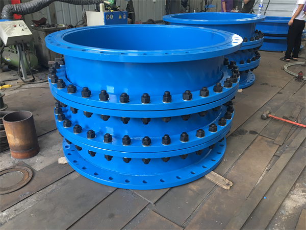 热水管道多少米加一个伸缩器